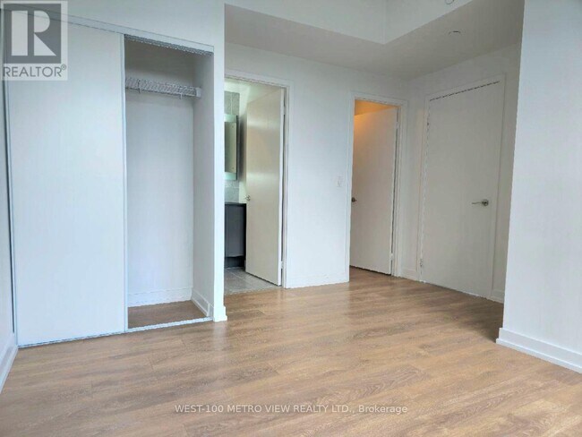 Photo du bâtiment - 115 McMahon Dr