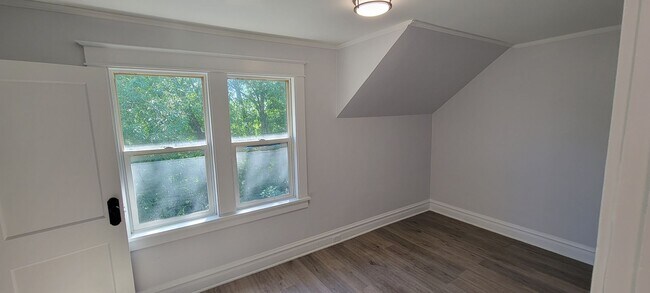 Foto del edificio - AVAILABLE JUNE 1ST - 2 Bed/ 1 Bath w/ Great Yard!