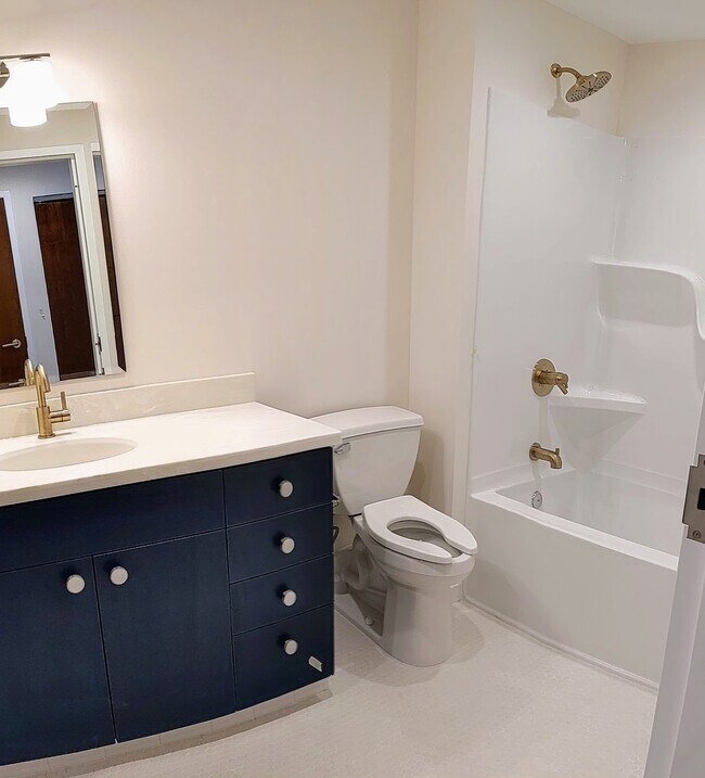 Baño de invitados - 222 E Main St
