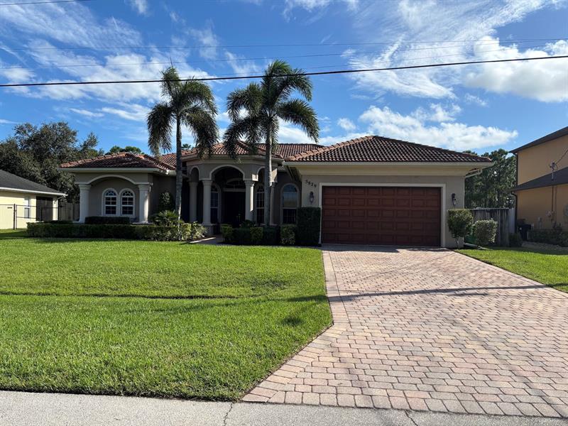 Primary Photo - 5829 NW Zenith Dr