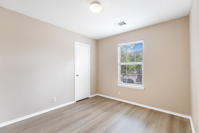 Foto del edificio - 6526 Charles Field