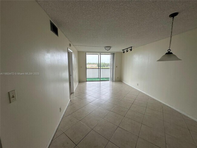 Foto del edificio - 8710 N Sherman Cir