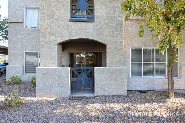 Building Photo - Spacious 1 Bedrm End Unit w Garage!