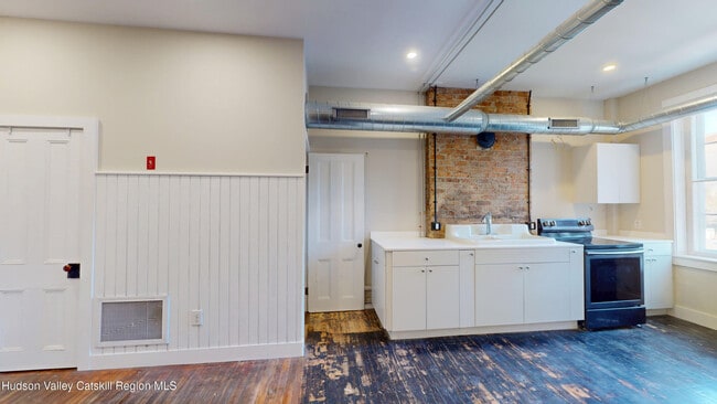 Building Photo - 33 Main St