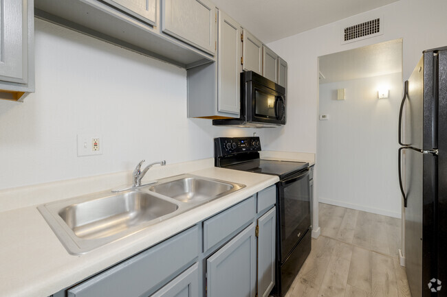 1BR, 1BA - 630SF - Kitchen - 2516 W Augusta Ave