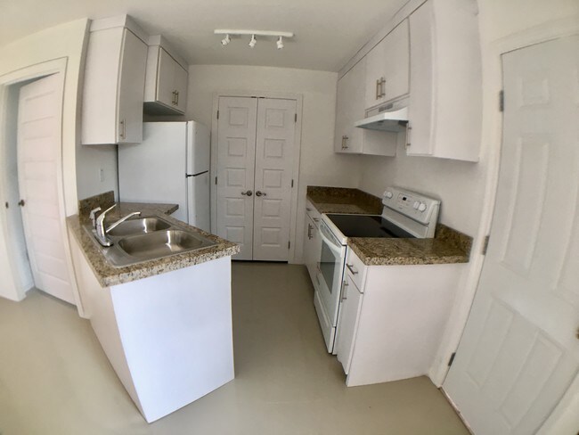 Kitchen Entry - 519 N Lotto Ln