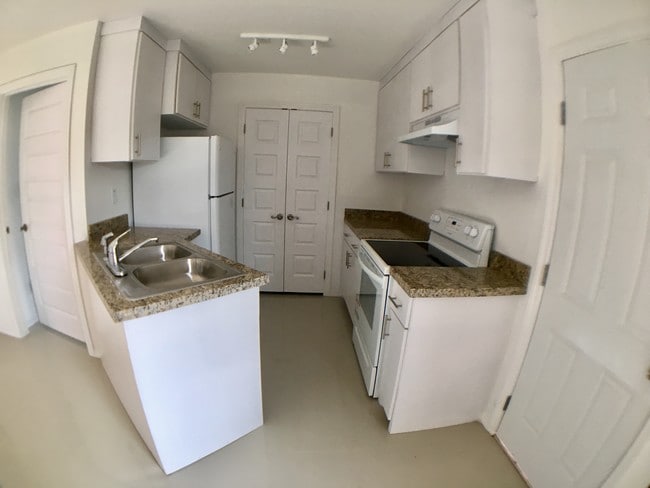 Kitchen Entry - 519 N Lotto Ln