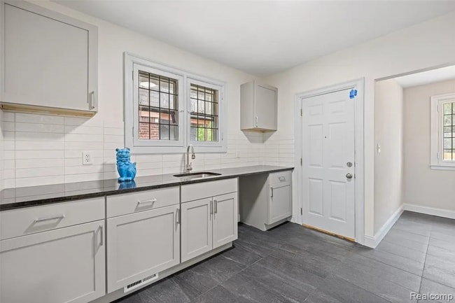 Foto del edificio - 13600 Birwood St
