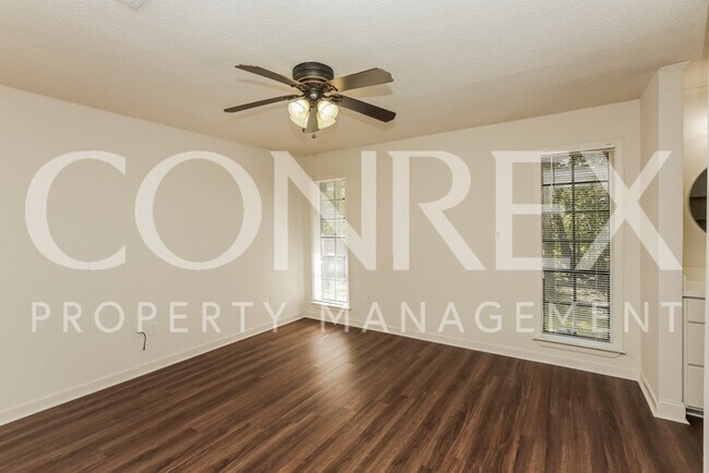 Building Photo - Lovely 4 Bedroom Home in Clinton with Spac...