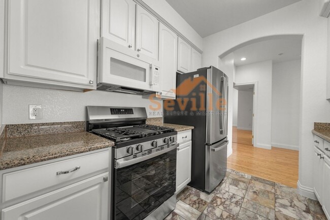 Building Photo - Renovated 2BD/2BA Condo Near Lake Merritt — Private Balcony & In-Unit Laundry