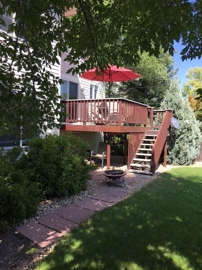 Building Photo - 3 Bedroom Home with Mountain Views