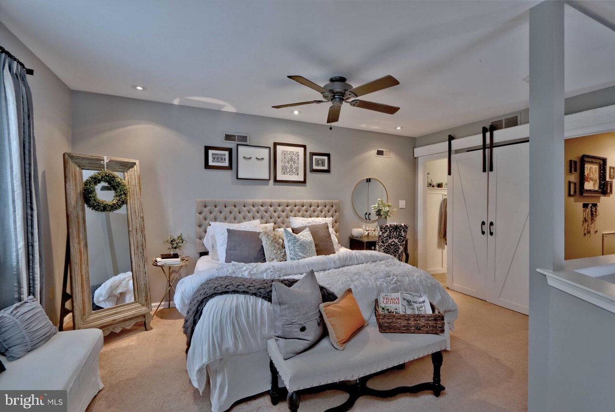 Foto principal - 388 Woodlake Dr