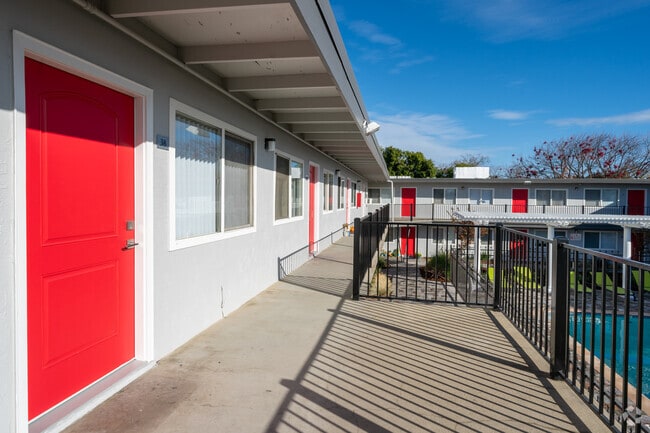 Building Photo - Royal Gardens Apartments