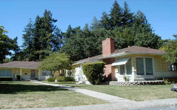 Building Photo - 3690 Mosswood Dr