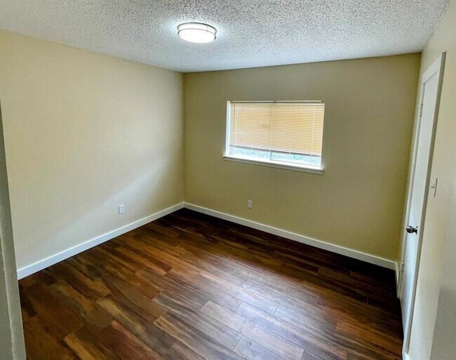 Building Photo - 451 Oakdale Dr