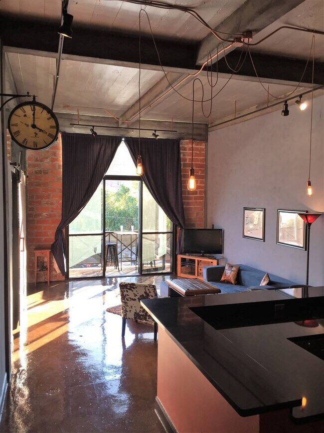 Building Photo - 915 N San Jacinto St