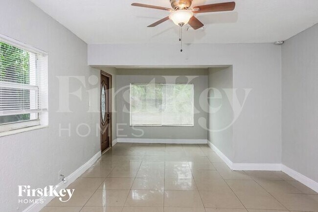 Foto del edificio - 650 NE 57th St