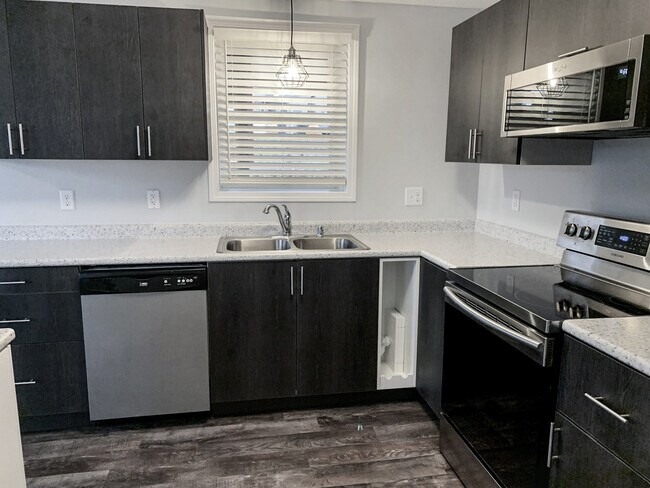 Building Photo - 214 Larch Ave