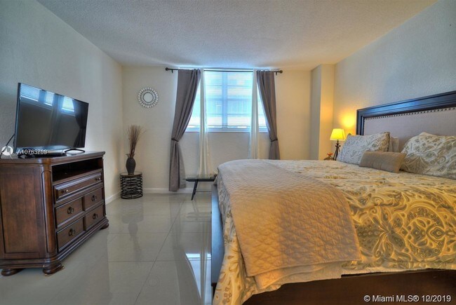 Building Photo - 4001 S Ocean Dr