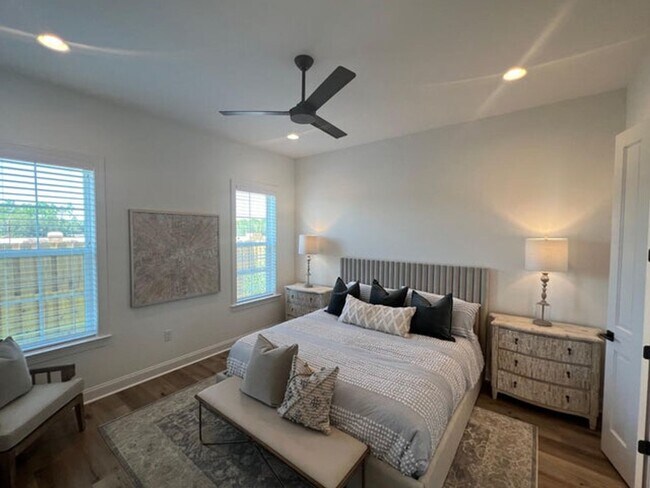 Building Photo - 157 Suwanee Dr
