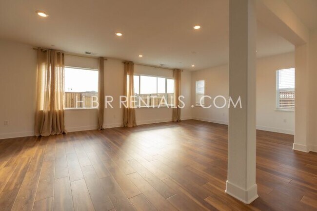 Foto del edificio - Spacious 4-Bedroom Haven with 4 Full Baths in Lathrop – 3,200 Sq. Ft. of Comfort and Style!