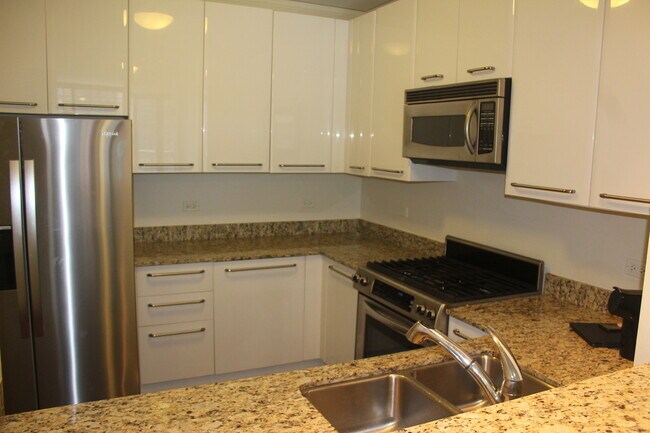 Building Photo - 450 E Waterside Dr