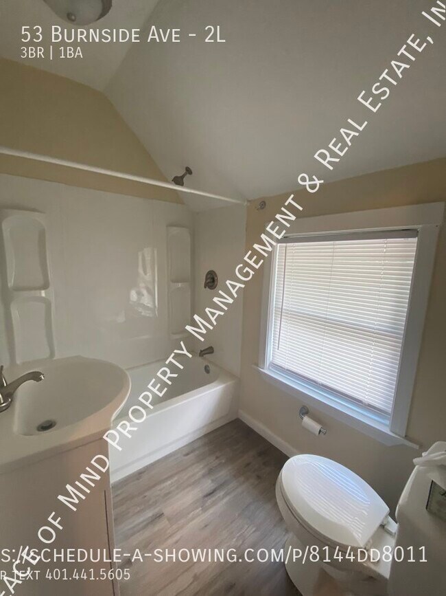 Building Photo - 3 Bedroom,1 bath townhouse style on 2nd fo...
