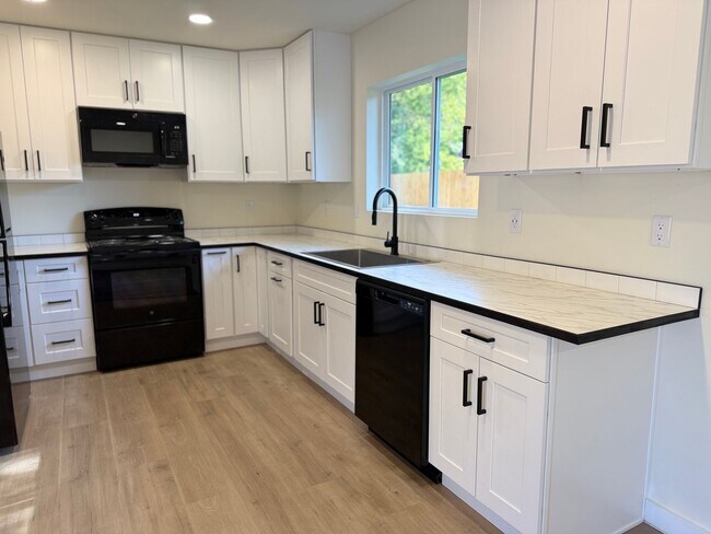 Foto del edificio - New Construction! Three Units Coming Soon ...