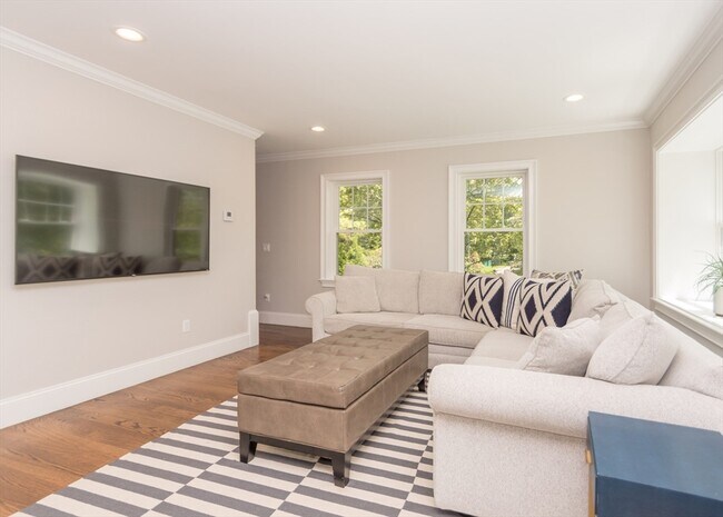 Foto del edificio - 1548 Great Plain Ave