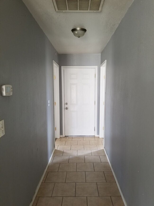 Foto del edificio - 3 bed, 1 bath home with CARPORT! Month to ...