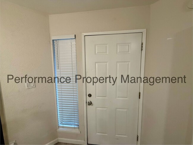Building Photo - Cute 1 Bed/1 Bath Condo in SW Bakersfield w/ RBP & $0 Deposit Option