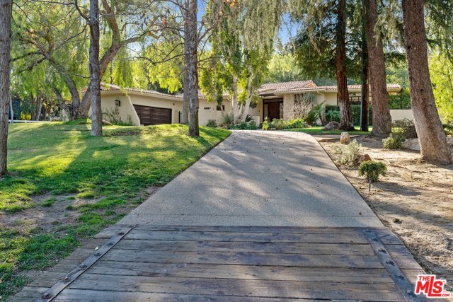 Foto del edificio - 5275 Round Meadow Rd