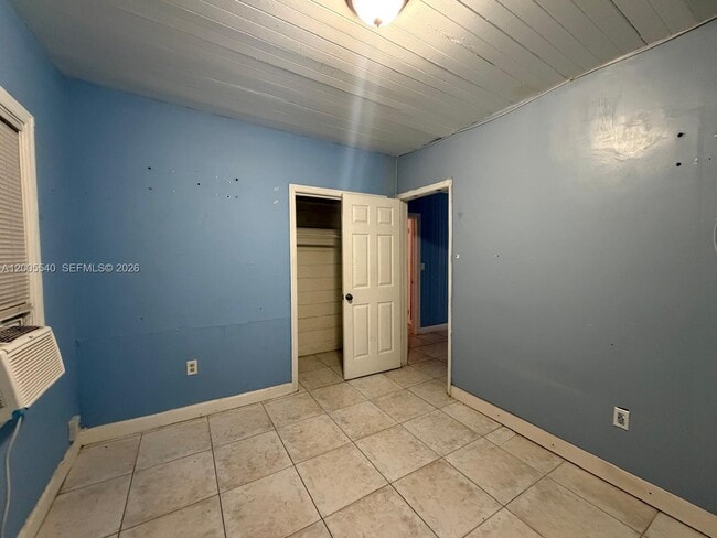 Building Photo - 2835 SW 37th Ct