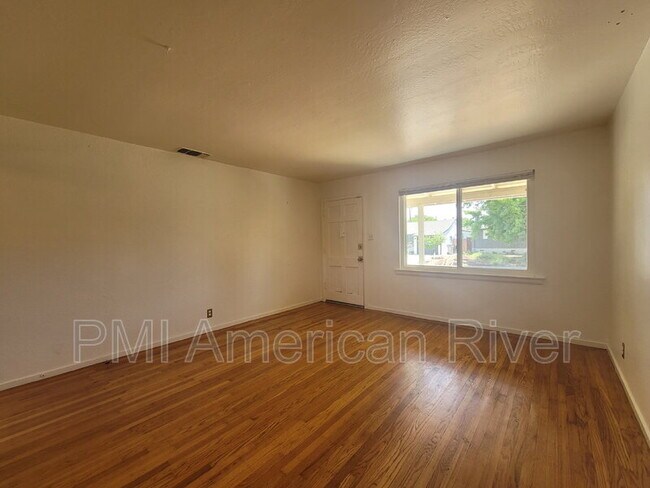 Foto del edificio - 2721 18th Ave