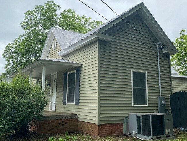 Foto del edificio - 2 Bedroom/1Bath Home Located  in Burlington, NC! APPLY NOW