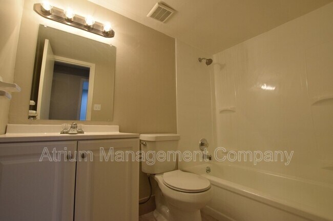 Building Photo - 3325 N Westmoreland Dr