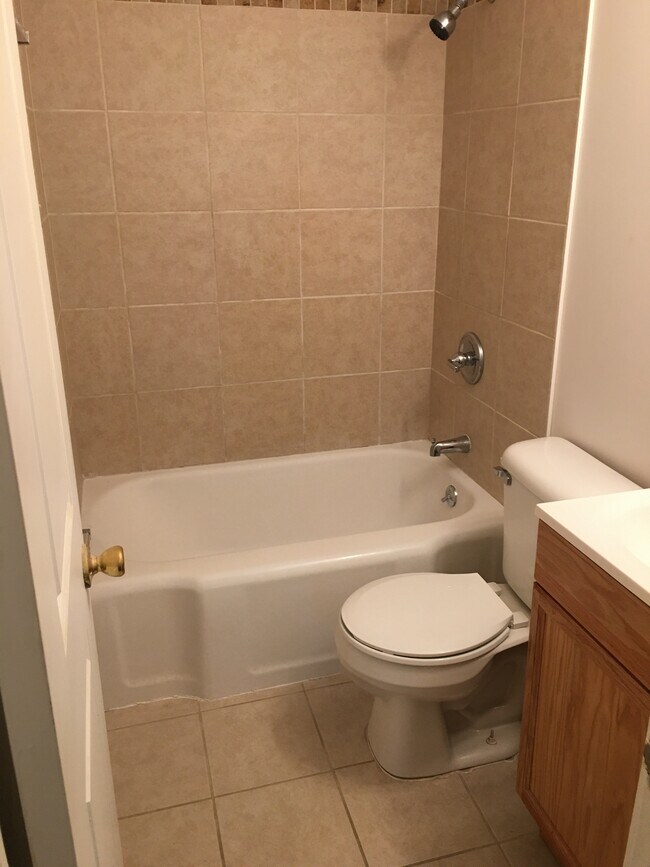 Foto del edificio - 1600 Military St