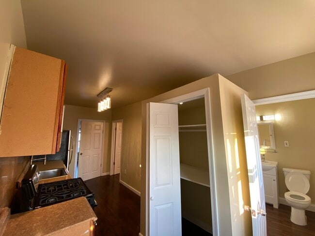 Building Photo - 1520 W Champlost Ave