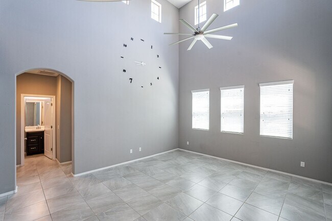 Building Photo - Move In Ready! Three Bedrooms - Beautiful ...
