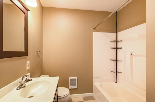 Building Photo - Perfectly located 2 bed/1 bath lower unit ...