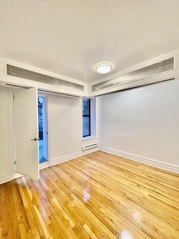 Building Photo - 160 Waverly Place