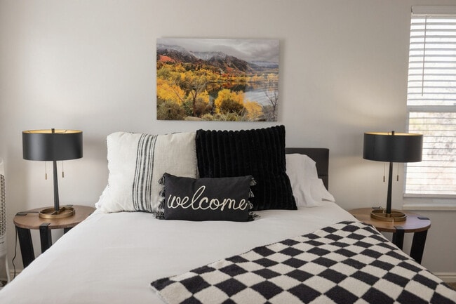 Building Photo - 924 Lowell Ave S