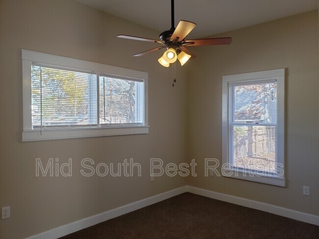 Building Photo - 2209 S Cedar St