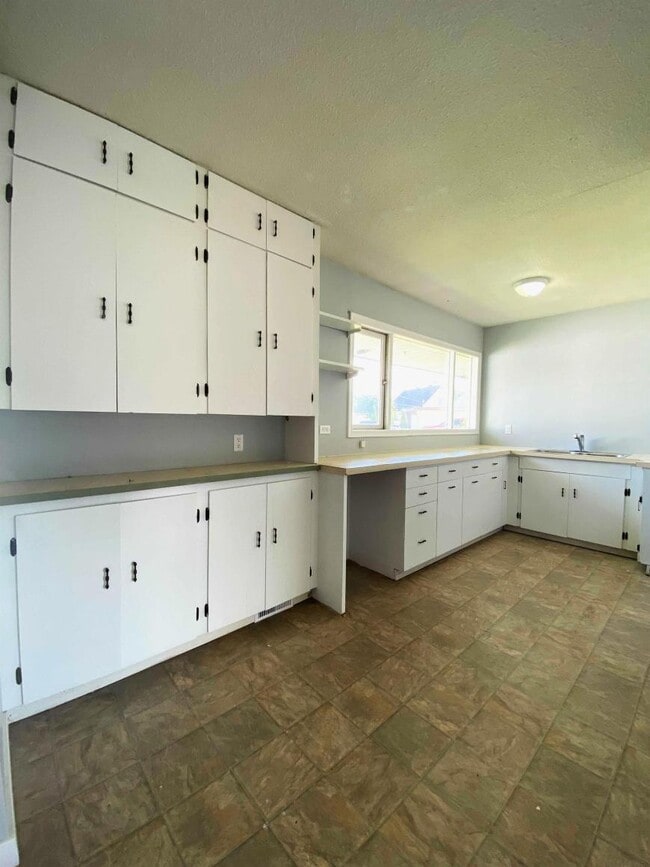 Photo du bâtiment - 4 bedroom in Kitimat BC V8C 1Y7