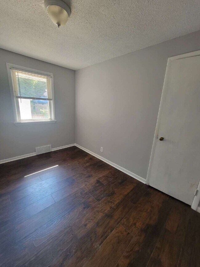 Building Photo - Beautifully Updated 2-Bedroom Unit – Prime...