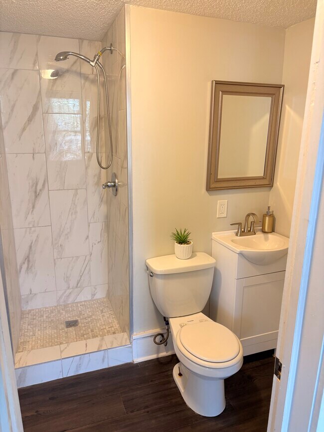 Foto del edificio - 2720 Ensley 5 Points W Ave