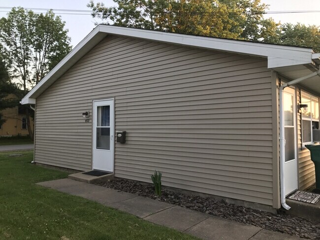 Building Photo - C and C Rentals Tri-plex