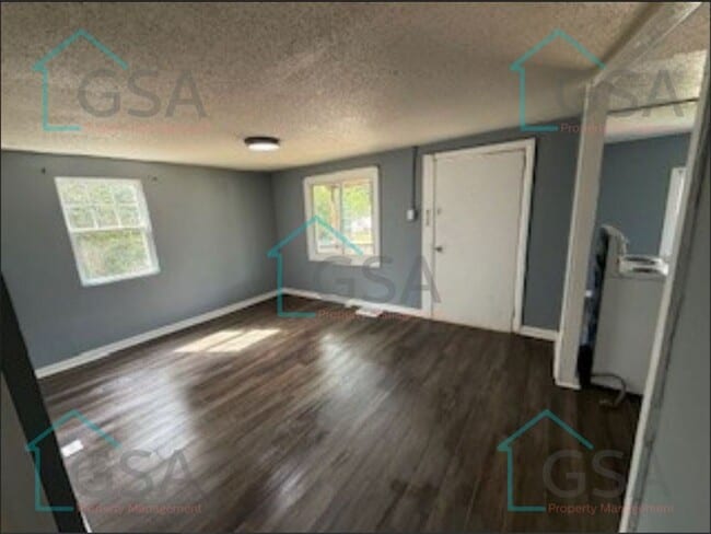 Building Photo - 2 Bedroom 1 Bath