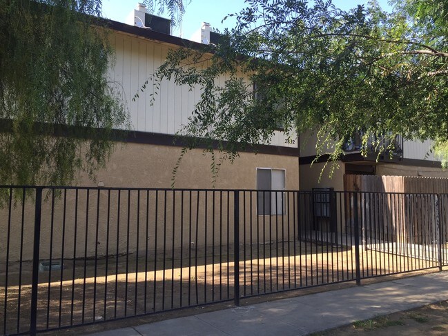 Foto del edificio - 2832 E Grant Ave