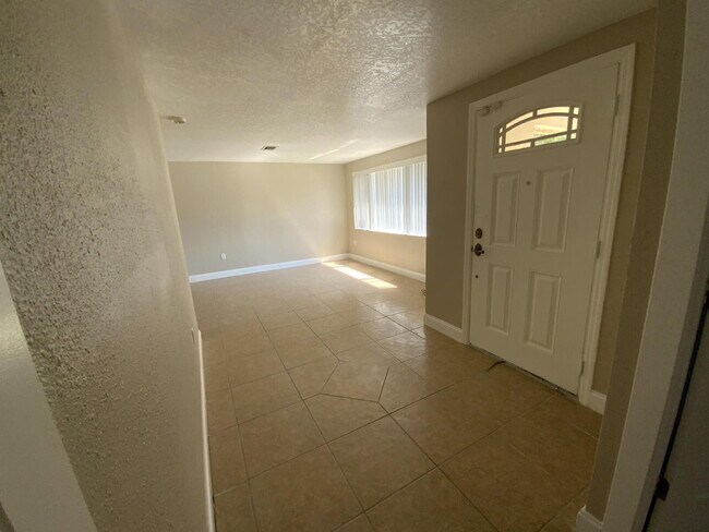 Foto del edificio - Beautiful 2 bed, 2 updated baths home in the sought-after boating community of Gulf Harbors.